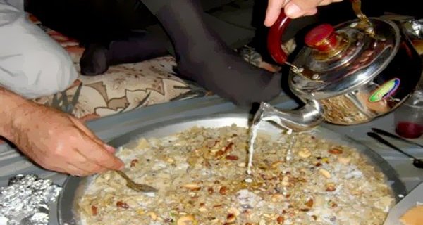 تناول أكلة (أم علي) التراثية في ديوان الأغا (ال حمدان الكرام) 2012