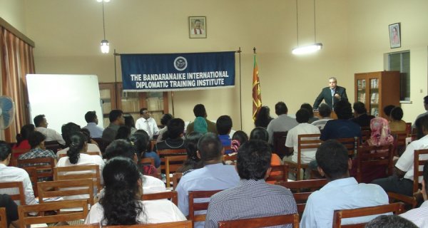 السفير د. أنور الأغـا يحاضر أمام الدبلوماسيين بمعهد التدريب الدبلوماسي السريلانكي