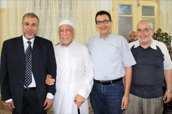 وزير الصحة وأطباء يطمئنون علي سلامة الحاج محمد طاهر الأغا