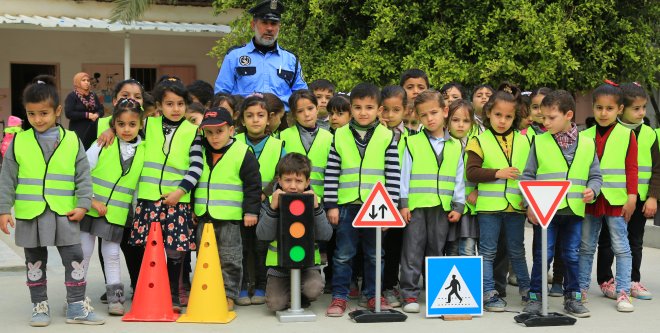 شرطة المرور تدرب الاطفال علي قواعد السير