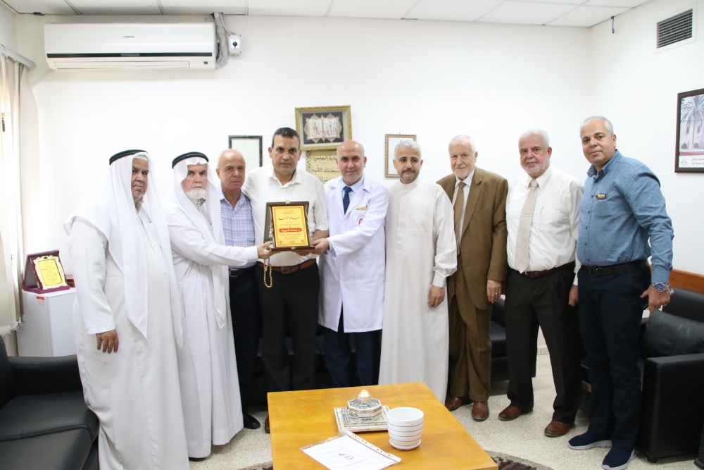 عائلة الأغا تكرّم المدير الطبي  د. عماد الحوت ، تقديراً لجهوده في اجراء عملية جراحية ناجحة لابن العائلة.