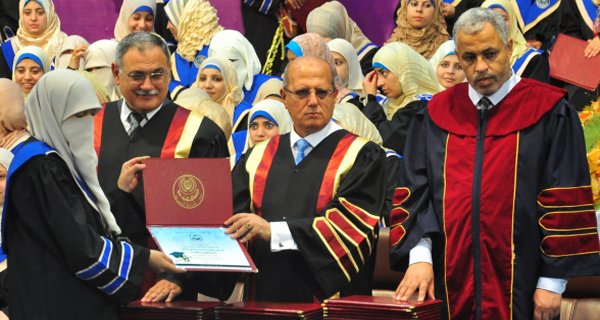 حصول الطالبة أسماء محمد عودة الأغا على درجة الامتياز مع مرتبة الشرف