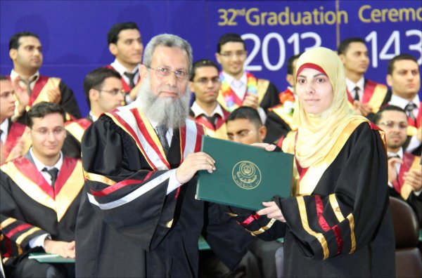 تخرج الطالبة هدى محمد عثمان الأغا - كلية الطب في الجامعة الإسلامية
