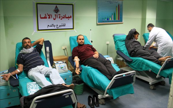 خان يونس- بدء فعاليات مبادرة عائلة الأغا للتبرع بالدم