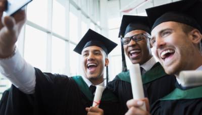 منح المهندسة لبنى رأفت عوني كامل أحمد الأغا درجة البكالوريوس