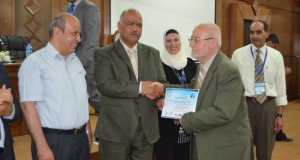 تكريم أ. عمر عودة الاغا خلال مؤتمر المتطلبات الجامعية المنعقد في جامعة فلسطين