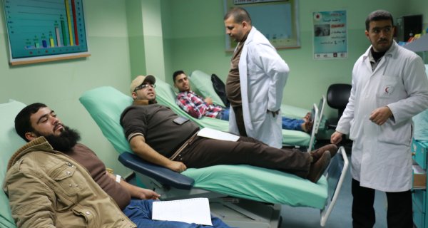 شباب العائلة تتبرع بالدم لإنقاذ حياة طفلة من غزة
