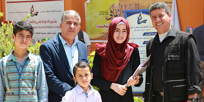 عائشة الأغا تفوز في مسابقة أكبر جدارية في العالم حول القدس