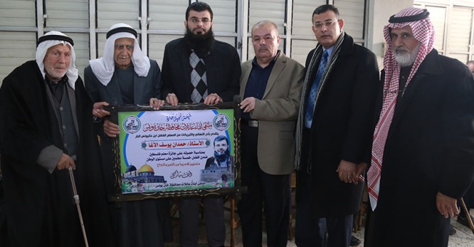 ملتقى عائلات خان يونس يكرم أ. حمدان لفوزه بلقب معلم فلسطين