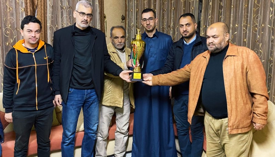 اللجنة الرياضية وفريق المؤيد بحكم الله يهدي كأس البطولة لأسرة المرحوم بيان الأغا