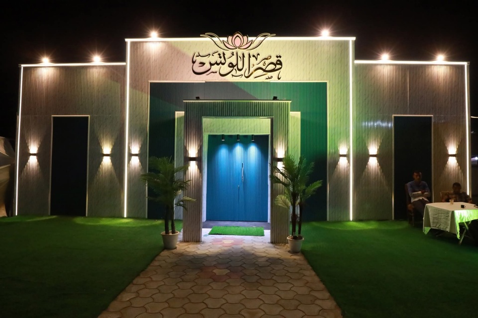 قاعة قصر اللوتس بمكان مختلف على شاطيء البحر