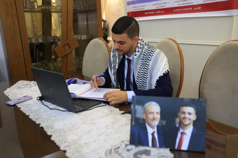 منح الأستاذ أحمد محمد صالح علي عثمان الأغا درجة الماجستير